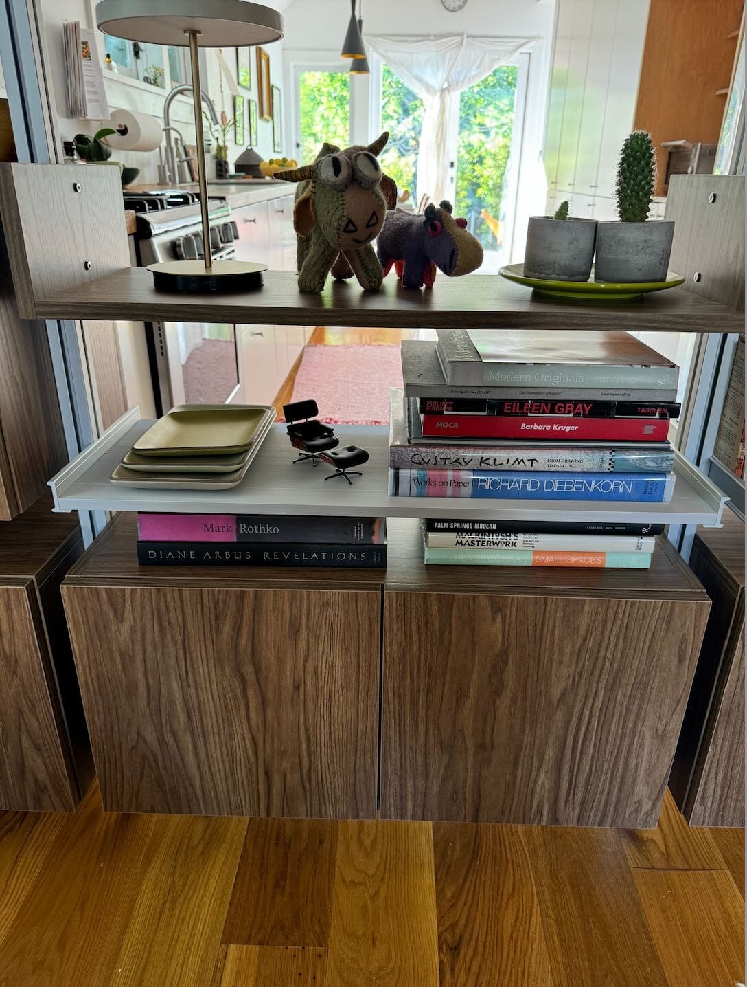 Using Shelves as a Stylish Room Divider: Design Insights from Amy Berssen