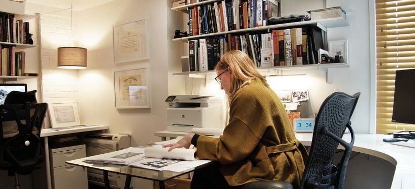 A Studio That Speaks Style: Christiane deJong Elevates Her Workspace with Modern Shelving ®